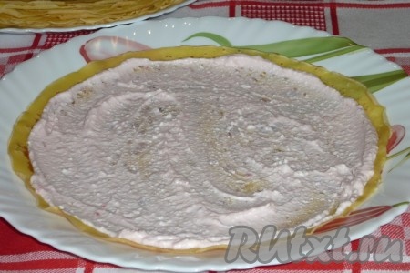 На блюдо или широкую тарелку выложить блины,
