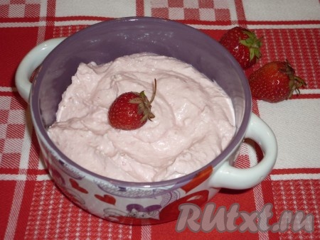 Взбить крем блендером до однородной консистенции.
