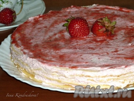 Поставить торт на час для пропитки в холодильник.
