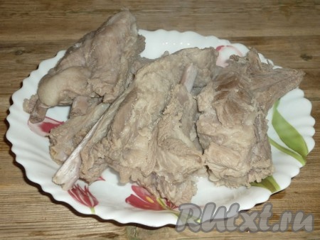 Вынуть рёбра и немного остудить.