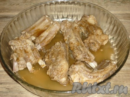 Выложить подготовленные рёбра вместе с маринадом в форму и отправить запекаться в разогретую духовку на 25-30 минут при температуре 200 градусов.