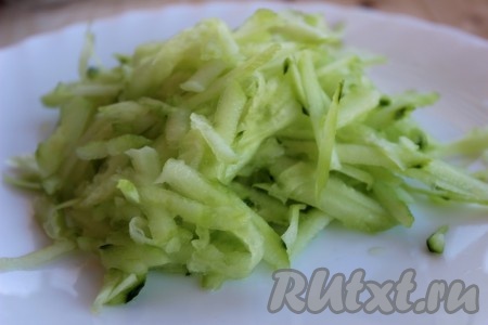 Вымытые огурцы очистить от кожуры, натереть на крупной терке и отжать лишний сок.
