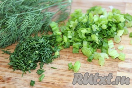 Укроп и перья зеленого лука помыть, обсушить и измельчить.
