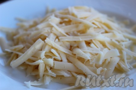Сыр натереть на крупной терке.
