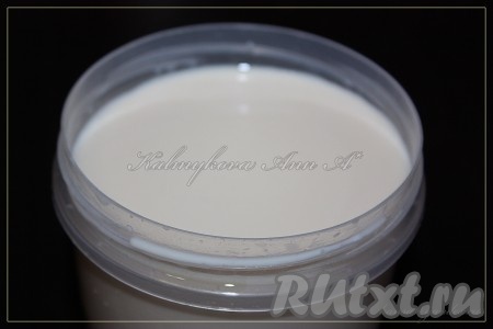 Молочно-кофейный ликер готов - его уже можно дегустировать. Но лучше, конечно, дать хотя бы часок (а лучше несколько дней) настояться в холодильнике, чтобы в нём соединились все вкусы и ароматы.