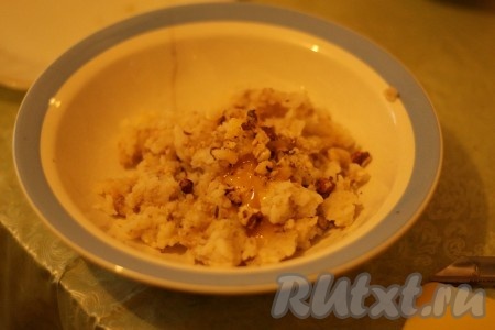 В рисовую смесь добавить желток.
