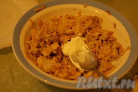 Добавить сметану и ещё раз тщательно перемешать.
