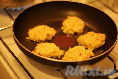 Сковородку с маслом разогреть. Руками сформировать оладьи и обжаривать на растительном масле с двух сторон до золотистого цвета.
