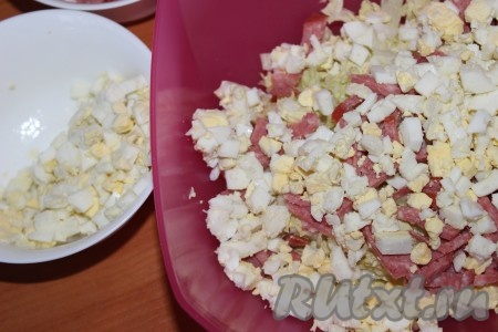 Яйца отварить вкрутую, охладить, очистить, нарезать мелкими кубиками, добавить в салат к пекинской капусте и копченой колбасе.&nbsp;
