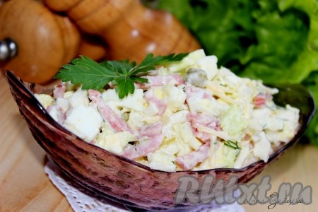 Салат из пекинской капусты с копченой колбасой