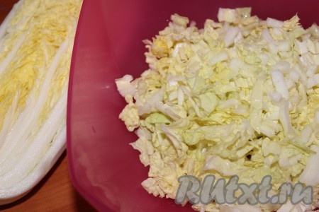 В глубокую миску мелко нашинковать пекинскую капусту.
