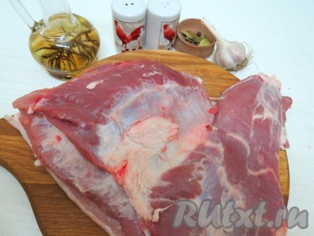 Для приготовления нам понадобится подчеревок, соль, перец, чеснок, лавровый лист, душистый перец, масло растительное.
