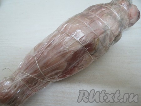 Мясо вкладываем в рукав для запекания, который внутри смазываем растительным маслом. Под рулет вкладываем лавровый лист и душистый перец.
