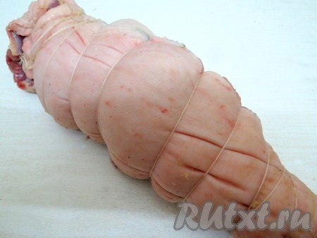 Скручиваем мясо рулетом и плотно связываем ниткой.