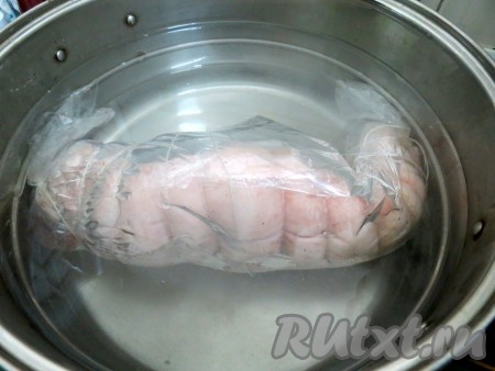 Плотно завязываем рукав с двух сторон, опять плотно обвязываем ниткой. Отправляем в большую кастрюлю, заливаем водой, чтобы мясо свободно плавало. Доводим воду до кипения, затем газ убавляем, чтобы кипело потихоньку. Варим под закрытой крышкой 1,5 часа.
