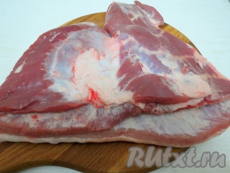 Так выглядит подчеревок. В нём чередуются слои мяса с тонкими прослойками сала. Но скрутить его в рулет сложно.
