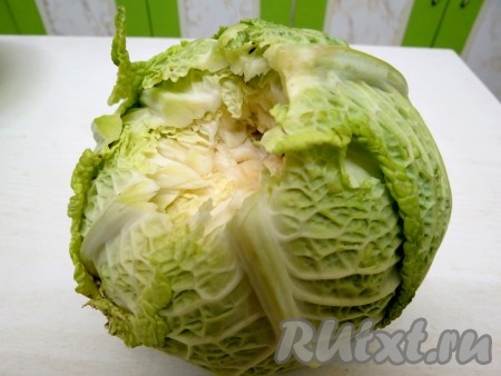 Обычно с савойской капусты листья снимаются легко, но у нас кочан плотный. Поэтому вырезаем кочерыжку.
