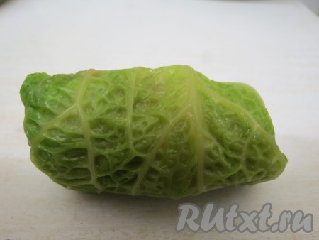 Скручиваем рулетиком, боковые концы заправляем внутрь.