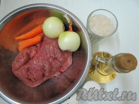 Для приготовления начинки для голубцов из савойской капусты нам понадобятся фарш, лук, морковь, рис, растительное масло, соль специи и чёрный молотый перец. Лук и морковь очищаем.