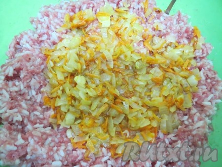 К фаршу добавляем рис, обжаренные лук и морковь, соль, перец, специи, тщательно перемешиваем.