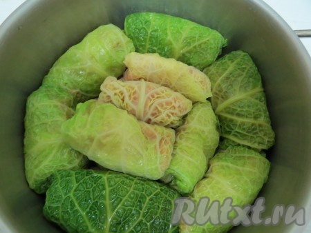 Дно формы для запекания (или кастрюли, которую можно ставить в духовку), застилаем оставшимися листами савойской капусты. На них аккуратно выкладываем голубцы, заливаем их кипящей подсоленной водой (вода должна полностью покрывать голубцы). Затем закрываем форму (или кастрюлю) фольгой (или крышкой) и отправляем в разогретую духовку, готовим 1,5 часа при температуре 120 градусов. Голубцы получаются невероятно нежными, буквально тают во рту.