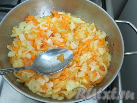 Лук и морковь мелко нарезаем и обжариваем на среднем огне на растительном масле, периодически помешивая, до золотистого цвета, убираем с огня, даём овощам немного остыть.