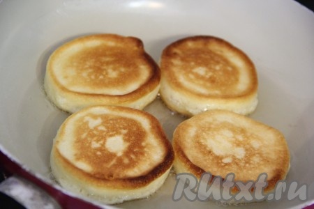 Жарить оладьи с двух сторон до золотистого цвета. Затем выложить на бумажное полотенце.