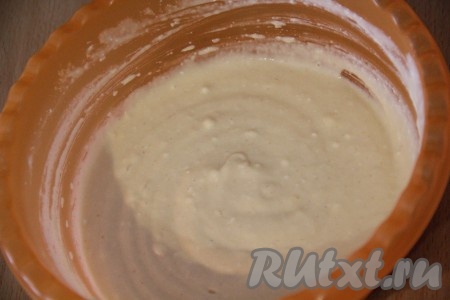 Хорошо перемешать тесто. Масса получится однородной, без комочком и, возможно, чуть жиже, чем на обычные оладьи. У меня на фото видны крупинки творога.
