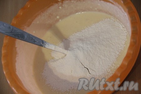 Затем добавить в миску кефир или сметану. Всё хорошо перемешать. Далее всыпать просеянную муку, добавить соль и разрыхлитель. Если используете соду, то лучше её погасить, например, лимонным соком.
