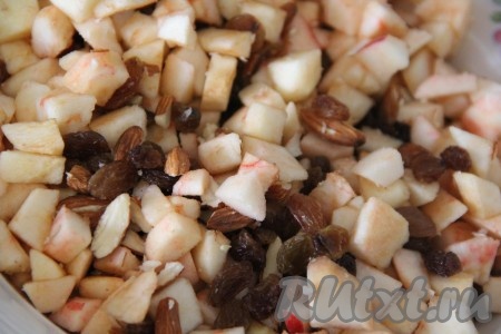 Соединить яблоки, изюм и орехи. Всё хорошо перемешать. По желанию можно сбрызнуть яблоки лимонным соком. Можно в начинку добавить коньяк или бренди, но это по желанию.
