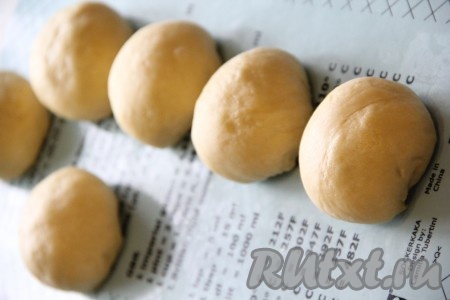 Собрать каждый кусочек теста в мешочек, хорошо закрыв начинку внутри. Сформировать круглую булочку.