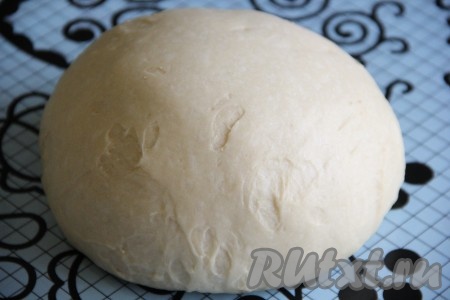 Готовое тесто выложить на силиконовый коврик или стол, припорошенный мукой, и хорошо обмять.
