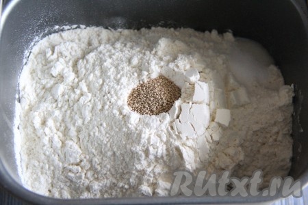 Затем всыпать муку, добавить дрожжи и соль. Выставить режим "Замес теста", у меня этот режим занимает 1 час 30 минут. Замес теста можно сделать и вручную, для этого развести дрожжи в тёплом молоке, когда на поверхности молока появится пышная шапочка, можно приступать к замесу. В глубокую миску влить подошедшие дрожжи, добавить яйца, сахар, ванильный сахар, растопленное масло и соль, слегка перемешать, а затем добавить просеянную муку. Замесить нежное и мягкое тесто, оставить тесто в миске на 1-1,5 часа, накрыв миску полотенцем или пищевой плёнкой.