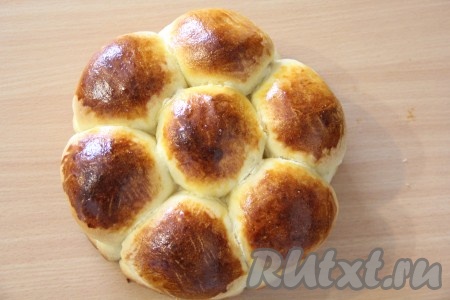 Поставить форму в разогретую духовку и выпекать до золотистого цвета, примерно 30 минут, при температуре 180-200 градусов.