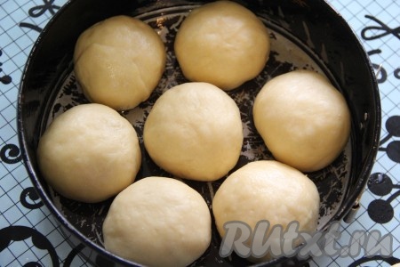 Для выпекания пирога я использовала круглую, разъёмную форму. Смазать форму растительным маслом и выложить на дно формы 7 булочек.