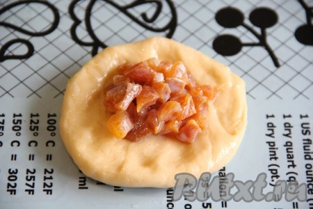 Из каждого кусочка теста сделать лепёшку, на середину выложить немного начинки.