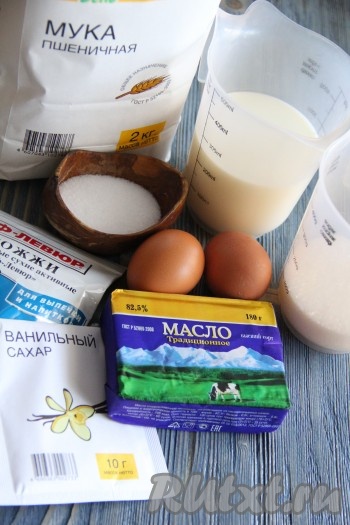 Подготовить продукты для теста. Я приготовила тесто в хлебопечке, но замес можно сделать и вручную.
