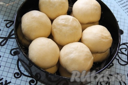  Поверх булочек выложить ещё 7 булочек. Оставить форму с пирогом из булочек в тёплом месте на 30-40 минут.