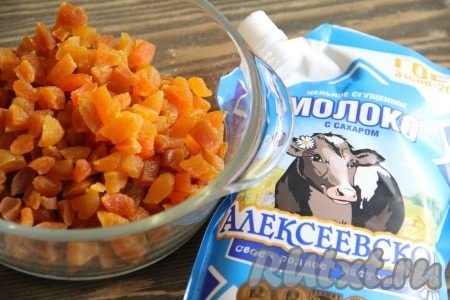 Курагу залить кипятком, оставить минут на 10-15, затем откинуть на дуршлаг и дать стечь жидкости. Нарезать курагу на мелкие кусочки.