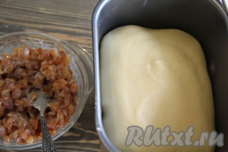 Добавить сгущённое молоко в миску с курагой. Добавлять молоко лучше небольшими порциями и перемешивать. Как только вся курага равномерно покроется сгущёнкой, можно считать начинку для пирога из булочек готовой. Тесто хорошо поднимется.