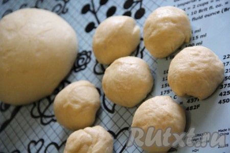 Разделить тесто на 14 частей.