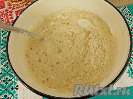 В миску влить 200 миллилитров тёплой воды (температура воды 35-37 градусов), всыпать сухие дрожжи, тщательно перемешать и оставить минут на 15. Как только дрожжи "оживут" (запузырятся), можно начинать замес теста, для этого в глубокую миску нужно влить запенившуюся дрожжевую смесь, добавить яйцо, растительное масло, соль, сахар, лимонную кислоту, слегка перемешать. Начать частями всыпать просеянную ржаную и пшеничную муку, перемешивая тесто вначале столовой ложкой.