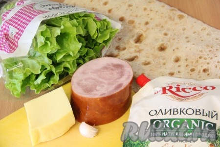 Листья салата вымыть и обсушить. Чеснок почистить.