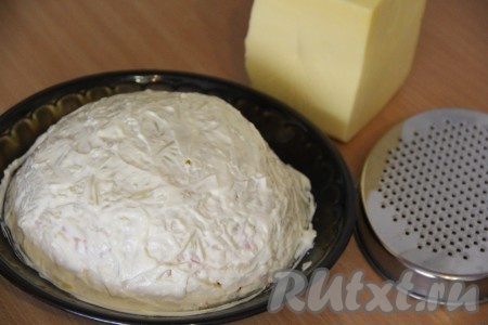 Посолить слой картофеля и смазать майонезом.