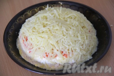 Выложить картофель поверх помидора, слегка утрамбовать. 