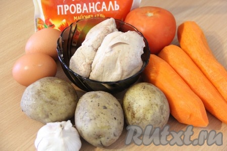 Подготовить продукты. Яйца, сваренные вкрутую, и картофель, сваренный в кожуре, остудить. Куриную грудку отварить в подсоленной воде до готовности, а затем остудить. Свежую морковь почистить.
