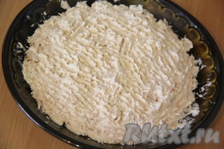 Перемешать куриное мясо с майонезом и разровнять по дну тарелки.