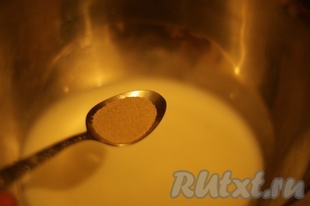 Дрожжи развести в молоке, дать постоять 15 минут для активации. 