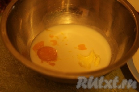 К дрожжам добавить масло, желток, соли на кончике ножа и сахар.