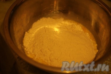 Высыпать муку и замесить мягкое тесто. 
